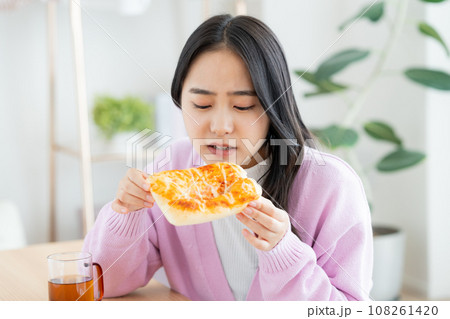 ピザパンを食べる若い女性 ピザパンを食べる若い女性 108261420