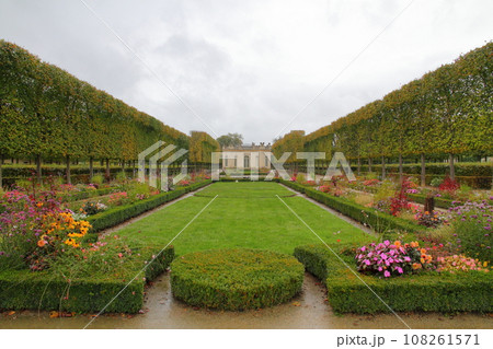 フランス ブルボン王朝時代の中心地だったパリ郊外の世界文化遺産ヴェルサイユ宮殿のプチトリアノンの庭園 108261571