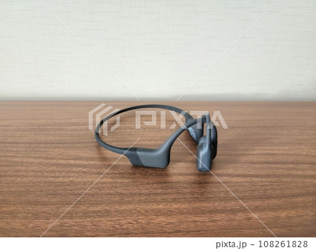 シンプルな骨伝導イヤホン 108261828