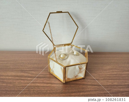 ケースに収まった結婚指輪 108261831