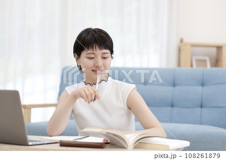 勉強をする若い女性  受験勉強 108261879