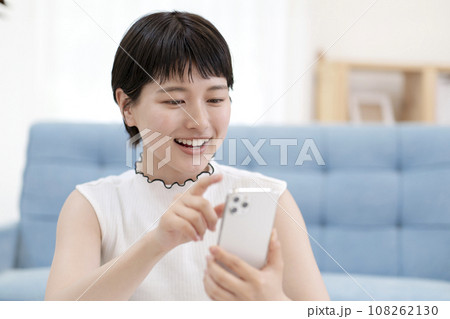 スマートフォンを使う若い女性 スマートフォンを使う若い女性 108262130