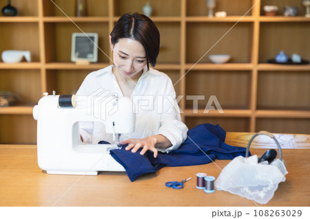 ミシンで裁縫する女性 108263029