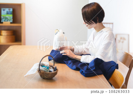 ミシンをかける女性 ミシンをかける女性 108263033