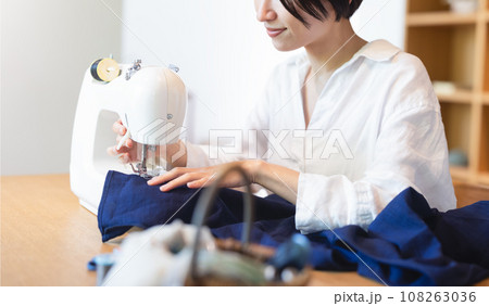 家事をする女性 家事をする女性 108263036