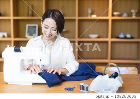 家事をする女性 108263038