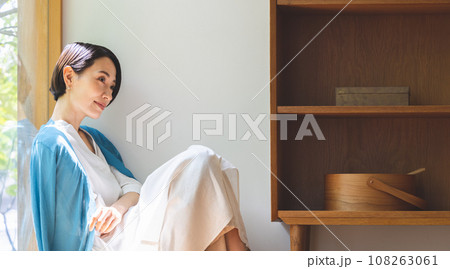 窓にもたれ掛かる女性 窓にもたれ掛かる女性 108263061
