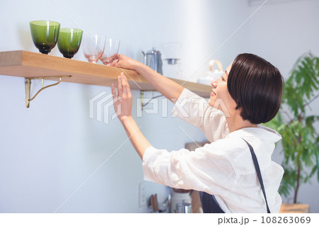 エプロン姿の女性 108263069