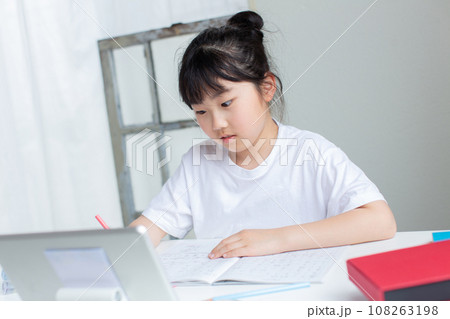 勉強する女の子 勉強する女の子 108263198