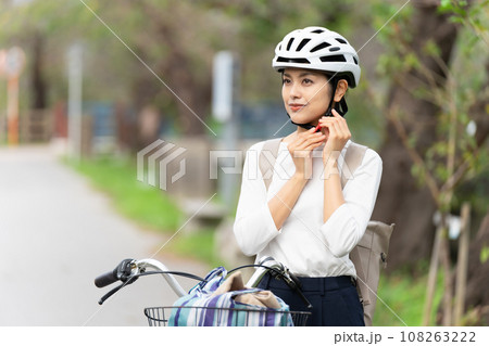 サイクリングヘルメットを被る若い女性 サイクリングヘルメットを被る若い女性 108263222