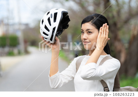 サイクリングヘルメットを被る若い女性 サイクリングヘルメットを被る若い女性 108263223