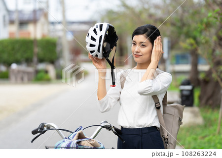 サイクリングヘルメットを被る若い女性 108263224