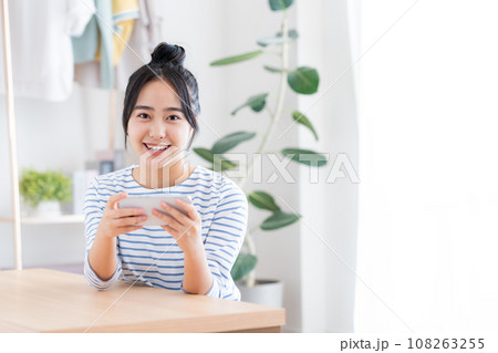 スマホで動画を見る若い女性 108263255