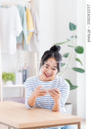 スマホで動画を見る若い女性 スマホで動画を見る若い女性 108263257