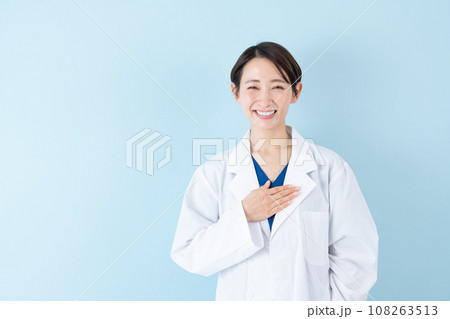 胸に手を当てる女性の医者・ブルーバック 108263513