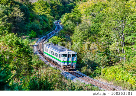 石北本線　146キロポストを走るキハ40 108263581