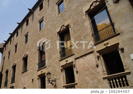 スペイン バルセロナ カテドラル通りの建物 108264307