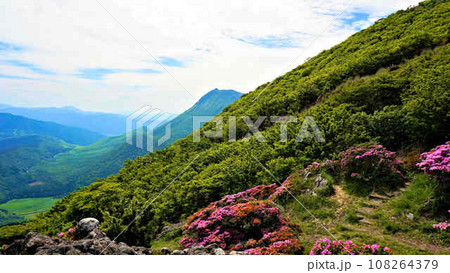 大分県鶴見岳山頂の風景 大分県鶴見岳山頂の風景 108264379