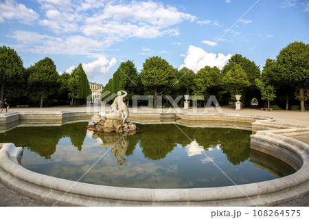 Fountain in the Schoenbrunn Palace Park Fountain in the Schoenbrunn Palace Park 108264575