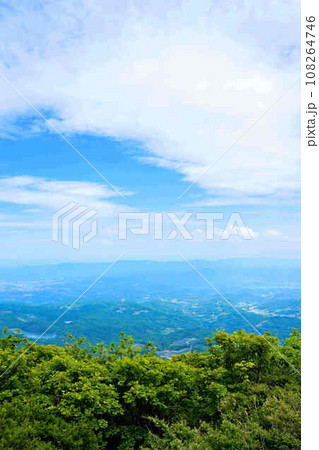 大分県鶴見岳山頂からの別府湾 108264746