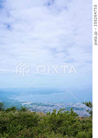 大分県鶴見岳山頂からの別府湾 108264758