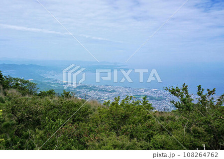 大分県鶴見岳山頂からの別府湾 108264762