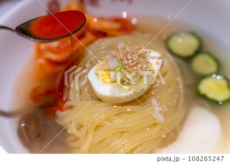 盛岡冷麺　盛楼閣　黄金比のスープを味わった後はカクテキとキムチを加え辛味の変化を愉しみます 108265247