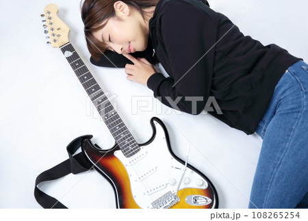 エレキギターと女性イメージ エレキギターと女性イメージ 108265254