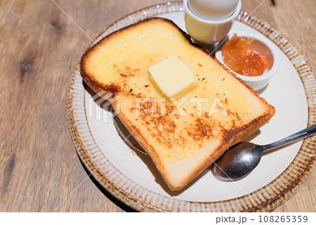 おしゃれカフェで食すモーニングセット(食パン、ゆで卵) おしゃれカフェで食すモーニングセット(食パン、ゆで卵) 108265359