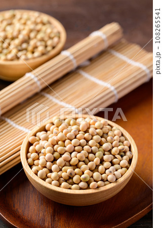 Soybean seed in bowl on wooden background, Healthy ingredients in vegan food Soybean seed in bowl on wooden background, Healthy ingredients in vegan food 108265541