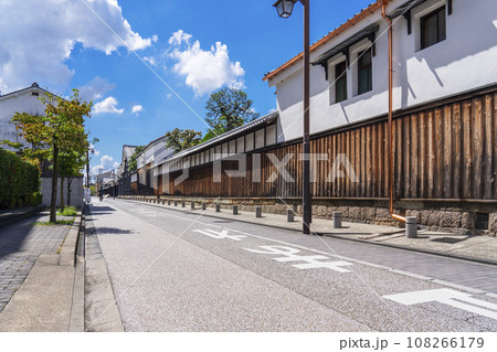 京都・伏見　酒蔵のまち　焼杉の板壁 108266179