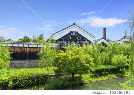 京都・伏見 濠川から眺める酒蔵風景 京都・伏見 濠川から眺める酒蔵風景 108266196