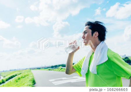運動中に水分補給をする男性 108266603