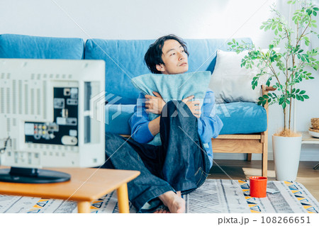 自宅でテレビを見る若い男性 108266651