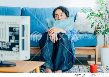 自宅でテレビを見る若い男性 108266652