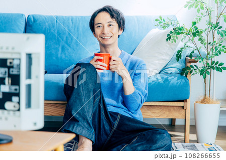 自宅でテレビを見る若い男性 自宅でテレビを見る若い男性 108266655