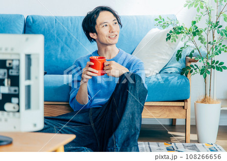 自宅でテレビを見る若い男性 108266656