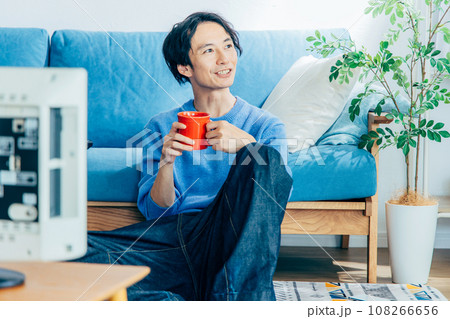 自宅でテレビを見る若い男性 自宅でテレビを見る若い男性 108266656