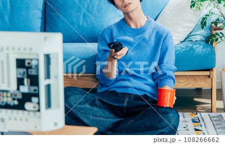 自宅でテレビを見る若い男性 108266662