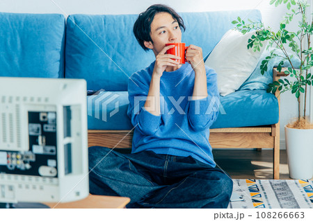 自宅でテレビを見る若い男性 108266663