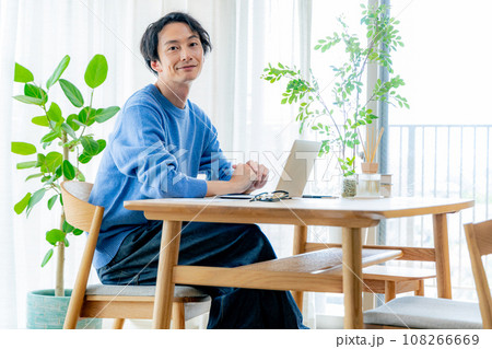 ダイニングでパソコンを使う男性 108266669