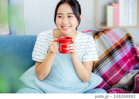 リビングでくつろぐ若い女性 108268093