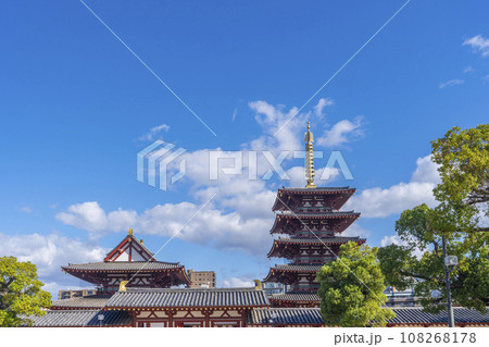 晴天の四天王寺（五重塔　西重門　西回廊） 108268178