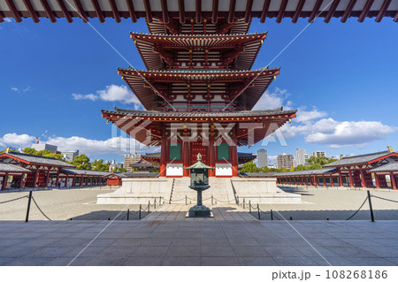 大阪　四天王寺　仁王門から見る五重塔 108268186