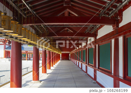 大阪　四天王寺　中心伽藍回廊　万灯籠 108268199