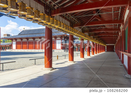 大阪　四天王寺　中心伽藍回廊　万灯籠 108268200