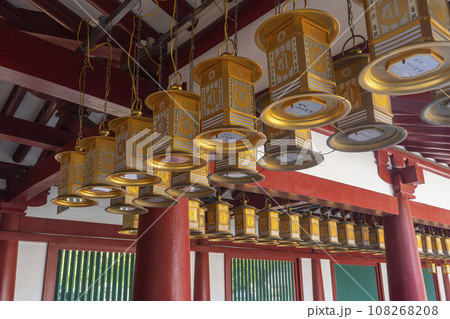 大阪　四天王寺　中心伽藍回廊　万灯籠 108268208