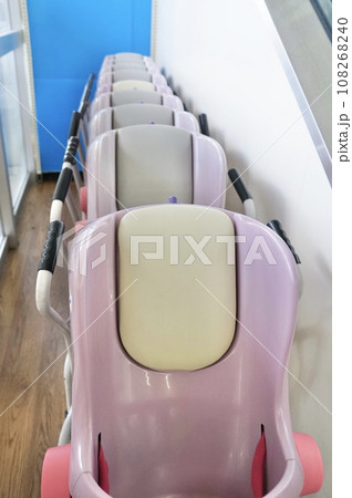 スーパーにある子供乗せカート 108268240