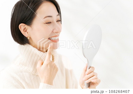 歯のチェックをする女性 108268407