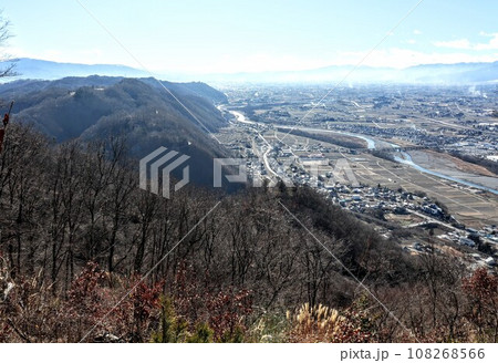光城山登山道から見渡す松本と安曇野 108268566